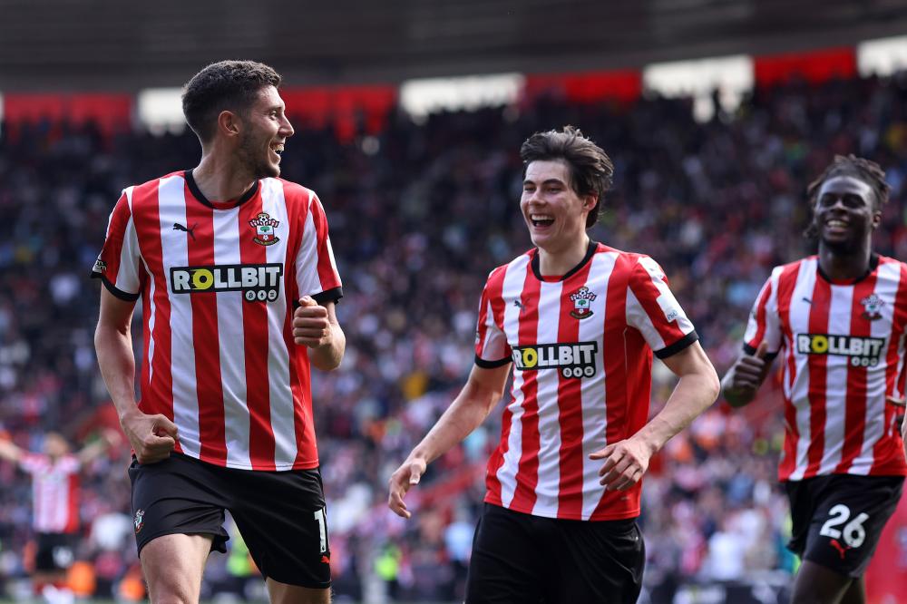 亚泰官方：寒潮来袭，长春亚泰队备战训练转至室内足球馆